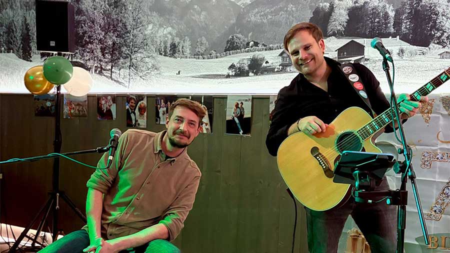 Zwei Musiker mit Schalgzeug und Gitarre
