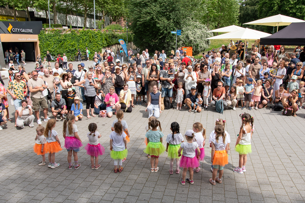 Eröffnung-SommerAB-tfb-0297 Erster Auftritt Tessas Kindertanzschule von der Bühne fotografiert
