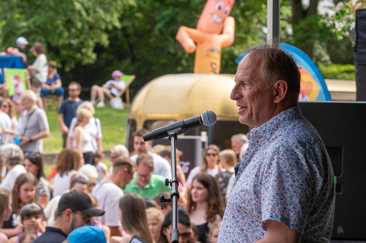 Eröffnung-SommerAB-tfb-0440 Oberbürgermeister hält Rede auf der Bühne