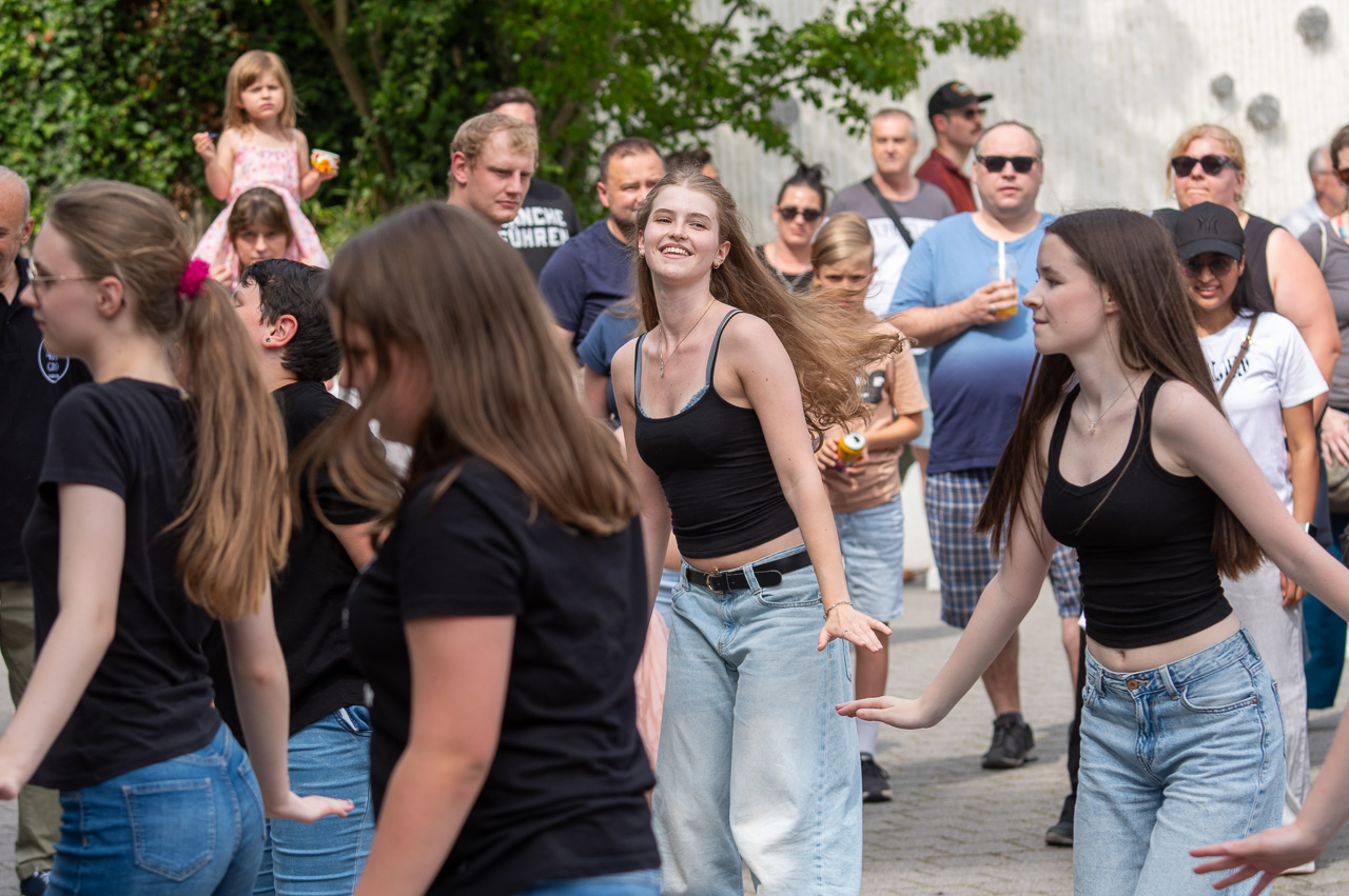 Eröffnung-SommerAB-tfb-0524 Ältere Tänzerinnen von Tessas Kindertanzschule