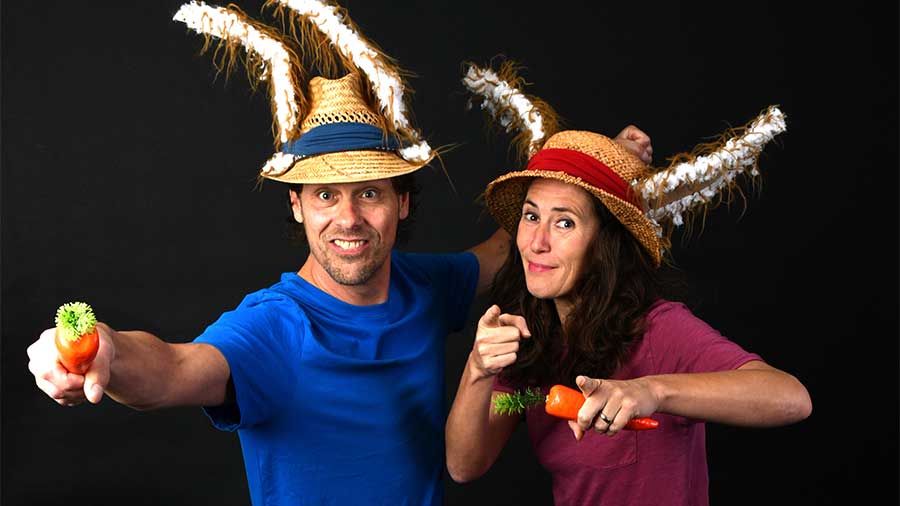 Torsten Kleemann und Agnieszka Kleemann mit Hasenohren auf Strohüten