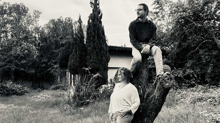 Krischa und Marko Schwarzweiß-Aufnahme einer Frau und eines Mannes in einem Garten